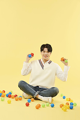 포토 JPG 스튜디오촬영 전신 남자 공 실내 한명 미소 들기 앉기 20대 성인 앞모습 장난감 한국인 노란배경 놀기 볼풀 의료성형뷰티 성인남자한명만 국내포토 1 뷰포인트 백그라운드 모션 표정 사람 동양인 청년 내부 노란색 남자한명만 성인남자만 파일형식