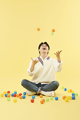 포토 JPG 스튜디오촬영 전신 남자 공 실내 한명 웃음 앉기 20대 성인 앞모습 장난감 한국인 올려보기 던지기 노란배경 볼풀 의료성형뷰티 성인남자한명만 국내포토 1 뷰포인트 백그라운드 모션 표정 사람 동양인 청년 내부 노란색 남자한명만 성인남자만 파일형식