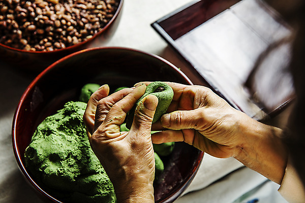 포토 JPG 주간 손 떡 실내 신체부위 전라남도 모시 특산물 반죽 만들기 영광군 국내포토 자연요소 모션 사람 내부 직물 전라도 파일형식