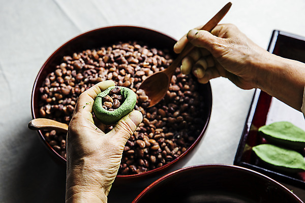 포토 JPG 주간 손 콩 떡 실내 들기 신체부위 숟가락 전라남도 모시 특산물 영광군 국내포토 자연요소 모션 곡류 수저 사람 내부 직물 전라도 파일형식