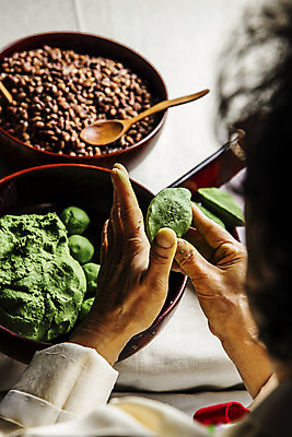 포토 JPG 주간 손 콩 떡 실내 들기 신체부위 전라남도 모시 특산물 반죽 만들기 영광군 국내포토 자연요소 모션 곡류 사람 내부 직물 전라도 파일형식