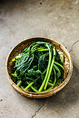 포토 JPG 주간 실내 사람없음 담기 특산물 강원도 곤드레 대나무소쿠리 정선 산나물 국내포토 자연요소 모션 한국 내부 나물 파일형식