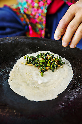 포토 JPG 주간 손 실내 신체부위 특산물 강원도 곤드레 전병 정선 국내포토 자연요소 한국 사람 내부 과자 나물 파일형식