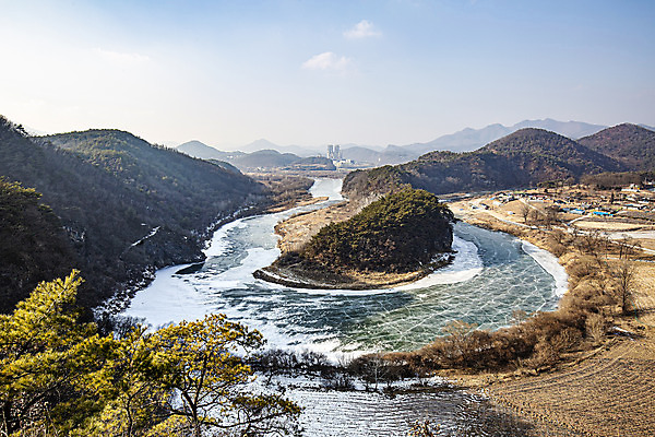 포토 JPG 주간 나무 구름 자연 하늘 산 사람없음 야외 강 국내여행 영월 한반도지형 국내포토 자연요소 식물 여행 생태계 강원도 명승지 파일형식