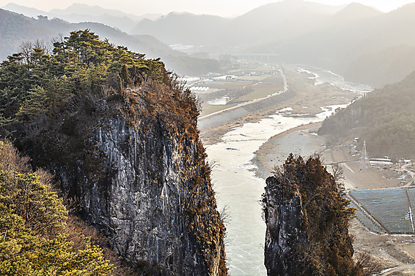 포토 JPG 주간 나무 자연 사람없음 야외 강 바위 기암괴석 국내여행 선돌 영월 국내포토 자연요소 식물 여행 돌_바위 바위_돌 생태계 강원도 파일형식