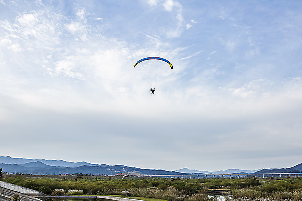 포토 JPG 주간 구름 하늘 사람없음 야외 패러글라이딩 국내여행 국내포토 여주시 자연요소 스포츠 여행 경기도 파일형식