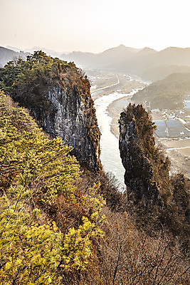 포토 JPG 주간 나무 자연 풍경 사람없음 야외 강 바위 기암괴석 국내여행 선돌 영월 국내포토 자연요소 식물 여행 돌_바위 바위_돌 생태계 강원도 파일형식