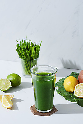 포토 JPG 스튜디오촬영 잔 실내 사람없음 사과 레몬 흰배경 라임 건강식 녹즙 밀싹 해독주스 국내포토 식기 음식 백그라운드 과일 내부 새싹 주스 흰색 즙 파일형식