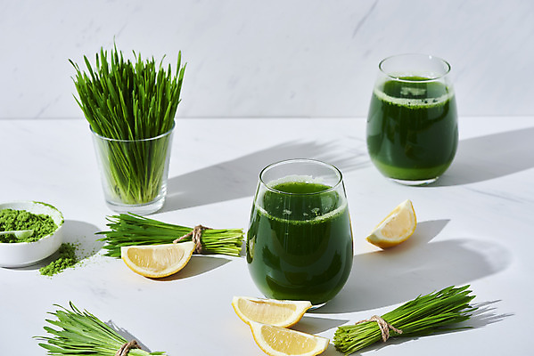 포토 JPG 스튜디오촬영 잔 실내 그림자 사람없음 가루 다발 레몬 흰배경 건강식 녹즙 밀싹 해독주스 국내포토 식기 음식 백그라운드 과일 내부 새싹 주스 흰색 즙 파일형식