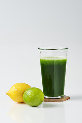 포토 JPG 스튜디오촬영 잔 실내 사람없음 레몬 흰배경 라임 건강식 녹즙 밀싹 해독주스 국내포토 식기 음식 백그라운드 과일 내부 새싹 주스 흰색 즙 파일형식