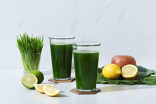 포토 JPG 스튜디오촬영 잔 실내 사람없음 사과 레몬 흰배경 담기 라임 건강식 녹즙 밀싹 해독주스 국내포토 식기 음식 백그라운드 과일 모션 내부 새싹 주스 흰색 즙 파일형식