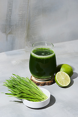 포토 JPG 스튜디오촬영 그릇 잔 실내 사람없음 담기 라임 건강식 녹즙 밀싹 해독주스 국내포토 식기 음식 과일 모션 내부 새싹 주스 즙 파일형식