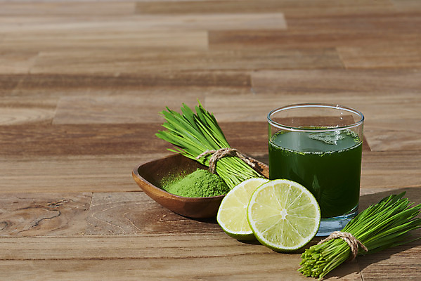 포토 JPG 스튜디오촬영 잔 실내 사람없음 가루 다발 라임 건강식 녹즙 나무배경 밀싹 해독주스 국내포토 식기 음식 백그라운드 과일 내부 새싹 주스 즙 파일형식