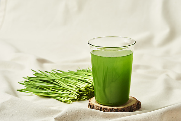 포토 JPG 스튜디오촬영 잔 실내 사람없음 천 건강식 녹즙 베이지색배경 밀싹 해독주스 국내포토 식기 음식 백그라운드 내부 새싹 주스 직물 즙 베이지색 파일형식