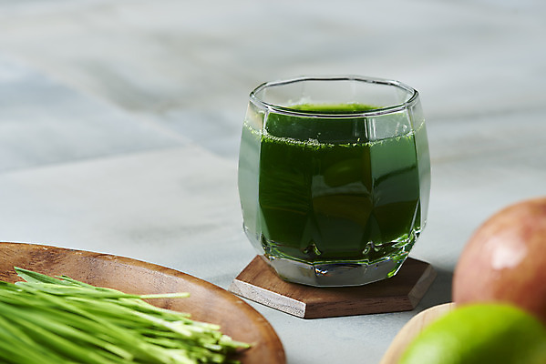 포토 JPG 스튜디오촬영 잔 실내 근접촬영 사람없음 사과 흰배경 녹즙 밀싹 해독주스 국내포토 식기 뷰포인트 백그라운드 과일 내부 새싹 주스 흰색 즙 파일형식