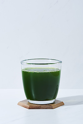 포토 JPG 스튜디오촬영 잔 실내 사람없음 흰배경 녹즙 밀싹 해독주스 국내포토 식기 백그라운드 내부 새싹 주스 흰색 즙 파일형식