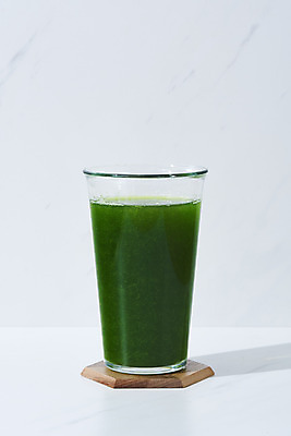 포토 JPG 스튜디오촬영 잔 실내 사람없음 흰배경 건강식 녹즙 밀싹 해독주스 국내포토 식기 음식 백그라운드 내부 새싹 주스 흰색 즙 파일형식