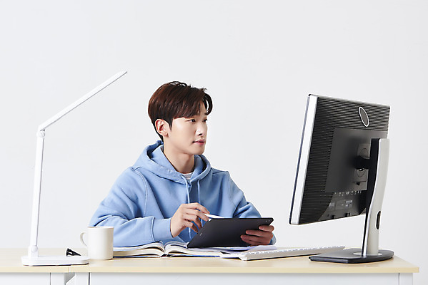 포토 JPG 스튜디오촬영 남자 대학생 실내 한명 들기 앉기 상반신 성인 옆모습 컵 30대 컴퓨터 태블릿 모니터 한국인 스탠드 키보드 책상 흰배경 온라인강의 성인남자한명만 태블릿펜 원격수업 언택트 온택트 랜선라이프 국내포토 1 학생 라이프스타일 식기 교육 뷰포인트 가구 백그라운드 모션 조명 사람 동양인 내부 장년 전자제품 스마트기기 펜 흰색 강의 원격 남자한명만 성인남자만 파일형식