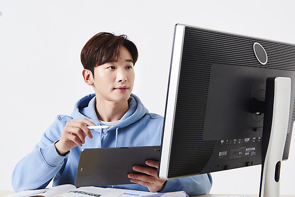 포토 JPG 스튜디오촬영 남자 대학생 실내 한명 들기 상반신 성인 옆모습 30대 컴퓨터 태블릿 모니터 한국인 가리킴 흰배경 온라인강의 성인남자한명만 태블릿펜 원격수업 언택트 온택트 랜선라이프 국내포토 1 학생 라이프스타일 교육 뷰포인트 백그라운드 모션 사람 동양인 손짓 내부 장년 전자제품 스마트기기 펜 흰색 강의 원격 남자한명만 성인남자만 파일형식