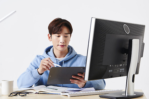 포토 JPG 스튜디오촬영 응시 남자 안경 대학생 실내 한명 들기 앉기 상반신 성인 옆모습 컵 30대 컴퓨터 태블릿 모니터 한국인 키보드 책상 흰배경 온라인강의 성인남자한명만 태블릿펜 원격수업 언택트 온택트 랜선라이프 국내포토 1 학생 라이프스타일 식기 시선 잡화 교육 뷰포인트 가구 백그라운드 모션 사람 동양인 내부 장년 전자제품 스마트기기 펜 흰색 강의 원격 남자한명만 성인남자만 파일형식
