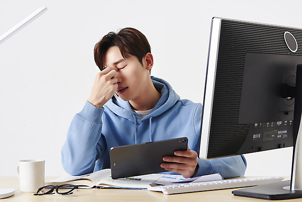 포토 JPG 스튜디오촬영 남자 안경 대학생 실내 건강 피곤 한명 들기 앉기 상반신 성인 옆모습 책 컵 30대 컴퓨터 태블릿 모니터 눈감음 한국인 키보드 책상 흰배경 온라인강의 성인남자한명만 원격수업 언택트 온택트 랜선라이프 국내포토 1 학생 라이프스타일 식기 잡화 교육 뷰포인트 가구 백그라운드 컨셉 모션 사람 동양인 내부 장년 전자제품 스마트기기 흰색 강의 원격 남자한명만 성인남자만 파일형식