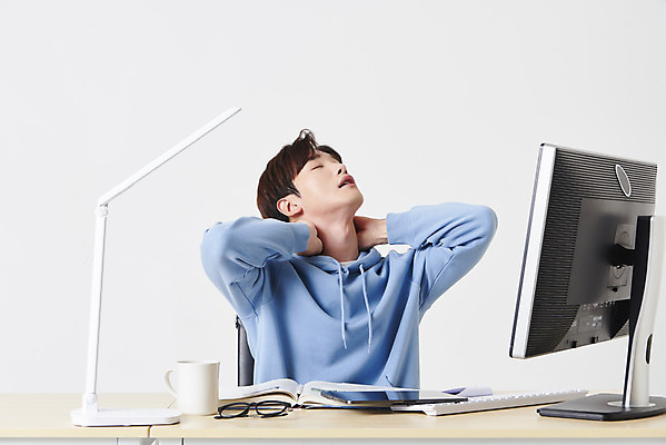 포토 JPG 스튜디오촬영 남자 안경 대학생 실내 건강 한명 앉기 상반신 성인 옆모습 책 컵 30대 컴퓨터 모니터 눈감음 스트레칭 한국인 스탠드 키보드 잡기 책상 흰배경 목 온라인강의 성인남자한명만 원격수업 언택트 온택트 랜선라이프 국내포토 1 학생 라이프스타일 식기 잡화 교육 뷰포인트 가구 백그라운드 모션 조명 사람 동양인 내부 신체부위 장년 전자제품 운동 흰색 강의 원격 남자한명만 성인남자만 파일형식