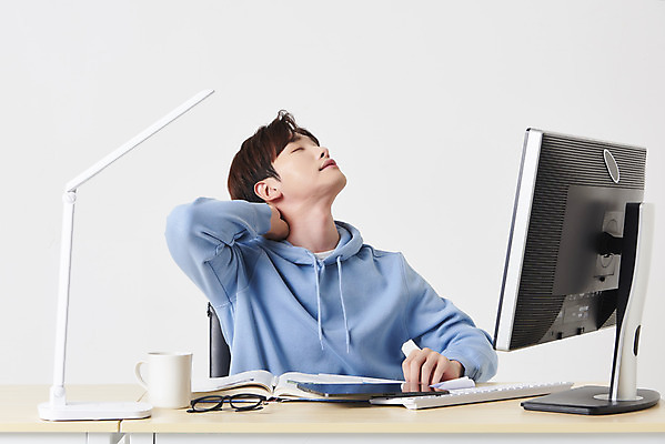 포토 JPG 스튜디오촬영 남자 안경 대학생 실내 건강 한명 앉기 상반신 성인 옆모습 컵 30대 컴퓨터 모니터 눈감음 스트레칭 한국인 스탠드 키보드 잡기 책상 흰배경 목 온라인강의 성인남자한명만 원격수업 언택트 온택트 랜선라이프 국내포토 1 학생 라이프스타일 식기 잡화 교육 뷰포인트 가구 백그라운드 모션 조명 사람 동양인 내부 신체부위 장년 전자제품 운동 흰색 강의 원격 남자한명만 성인남자만 파일형식