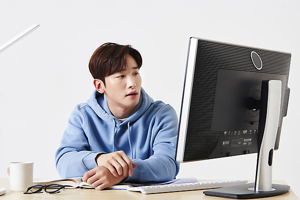 포토 JPG 스튜디오촬영 응시 남자 안경 대학생 실내 한명 앉기 상반신 성인 옆모습 컵 30대 컴퓨터 모니터 한국인 키보드 책상 흰배경 온라인강의 성인남자한명만 원격수업 언택트 온택트 랜선라이프 국내포토 1 학생 라이프스타일 식기 시선 잡화 교육 뷰포인트 가구 백그라운드 모션 사람 동양인 내부 장년 전자제품 흰색 강의 원격 남자한명만 성인남자만 파일형식
