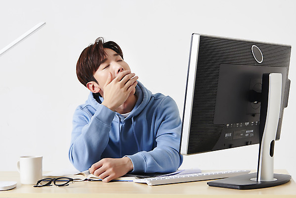 포토 JPG 스튜디오촬영 남자 안경 대학생 실내 한명 앉기 상반신 성인 옆모습 컵 30대 컴퓨터 모니터 눈감음 한국인 키보드 책상 흰배경 하품 온라인강의 성인남자한명만 원격수업 언택트 온택트 랜선라이프 국내포토 1 학생 라이프스타일 식기 잡화 교육 뷰포인트 가구 백그라운드 모션 사람 동양인 내부 장년 전자제품 흰색 강의 생리현상 원격 남자한명만 성인남자만 파일형식