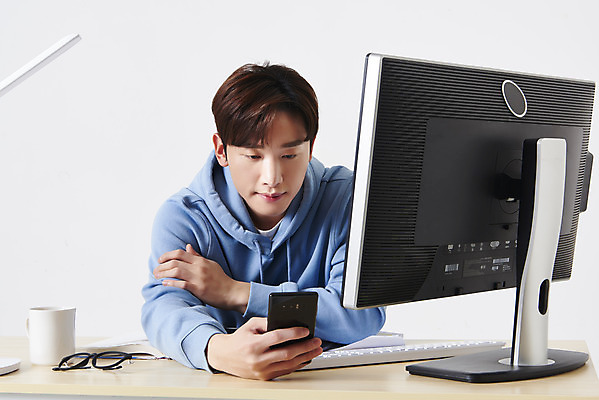 포토 JPG 스튜디오촬영 응시 남자 안경 대학생 실내 한명 들기 앉기 상반신 성인 옆모습 컵 30대 스마트폰 컴퓨터 모니터 한국인 키보드 책상 흰배경 딴짓 온라인강의 성인남자한명만 원격수업 언택트 온택트 랜선라이프 국내포토 1 학생 라이프스타일 식기 시선 잡화 교육 뷰포인트 가구 백그라운드 모션 사람 동양인 내부 장년 전자제품 핸드폰 스마트기기 흰색 강의 원격 남자한명만 성인남자만 파일형식