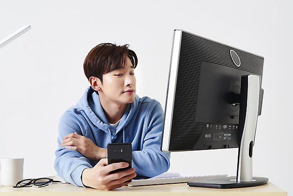 포토 JPG 스튜디오촬영 남자 안경 대학생 실내 한명 들기 앉기 상반신 성인 옆모습 컵 30대 스마트폰 컴퓨터 모니터 한국인 키보드 책상 흰배경 곁눈질 딴짓 온라인강의 성인남자한명만 원격수업 언택트 온택트 랜선라이프 국내포토 1 학생 라이프스타일 식기 잡화 교육 뷰포인트 가구 백그라운드 모션 사람 동양인 내부 장년 전자제품 핸드폰 스마트기기 흰색 강의 원격 남자한명만 성인남자만 파일형식