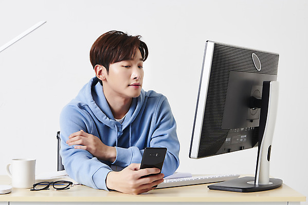 포토 JPG 스튜디오촬영 남자 안경 대학생 실내 한명 들기 앉기 상반신 성인 옆모습 컵 30대 스마트폰 컴퓨터 모니터 한국인 키보드 책상 흰배경 곁눈질 딴짓 온라인강의 성인남자한명만 원격수업 언택트 온택트 랜선라이프 국내포토 1 학생 라이프스타일 식기 잡화 교육 뷰포인트 가구 백그라운드 모션 사람 동양인 내부 장년 전자제품 핸드폰 스마트기기 흰색 강의 원격 남자한명만 성인남자만 파일형식
