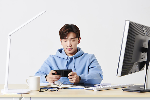 포토 JPG 스튜디오촬영 남자 안경 대학생 실내 한명 들기 앉기 상반신 성인 옆모습 책 컵 30대 스마트폰 컴퓨터 모니터 한국인 스탠드 키보드 책상 흰배경 딴짓 온라인강의 성인남자한명만 원격수업 언택트 온택트 랜선라이프 국내포토 1 학생 라이프스타일 식기 잡화 교육 뷰포인트 가구 백그라운드 모션 조명 사람 동양인 내부 장년 전자제품 핸드폰 스마트기기 흰색 강의 원격 남자한명만 성인남자만 파일형식