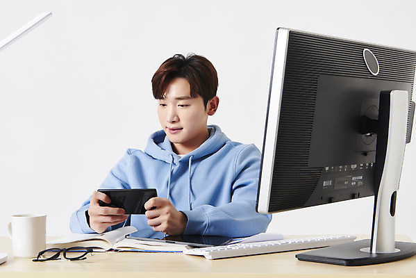 포토 JPG 스튜디오촬영 응시 남자 안경 대학생 실내 한명 들기 앉기 상반신 성인 옆모습 책 컵 30대 스마트폰 컴퓨터 모니터 한국인 키보드 책상 흰배경 딴짓 온라인강의 성인남자한명만 원격수업 언택트 온택트 랜선라이프 국내포토 1 학생 라이프스타일 식기 시선 잡화 교육 뷰포인트 가구 백그라운드 모션 사람 동양인 내부 장년 전자제품 핸드폰 스마트기기 흰색 강의 원격 남자한명만 성인남자만 파일형식