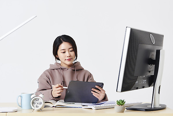 포토 JPG 스튜디오촬영 응시 여자 화분 대학생 시계 실내 한명 들기 앉기 상반신 20대 성인 옆모습 컵 컴퓨터 태블릿 모니터 한국인 키보드 책상 흰배경 온라인강의 성인여자한명만 태블릿펜 원격수업 언택트 온택트 랜선라이프 국내포토 1 학생 라이프스타일 식기 시선 교육 뷰포인트 가구 백그라운드 모션 사람 동양인 청년 내부 전자제품 스마트기기 펜 흰색 강의 원격 여자한명만 성인여자만 파일형식