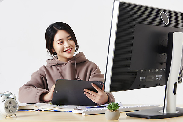 포토 JPG 스튜디오촬영 응시 여자 화분 대학생 시계 실내 한명 미소 들기 앉기 상반신 20대 성인 옆모습 책 컴퓨터 모니터 한국인 키보드 책상 흰배경 온라인강의 성인여자한명만 태블릿펜 원격수업 언택트 온택트 랜선라이프 국내포토 1 학생 라이프스타일 시선 교육 뷰포인트 가구 백그라운드 모션 표정 사람 동양인 청년 내부 전자제품 펜 흰색 강의 원격 여자한명만 성인여자만 파일형식