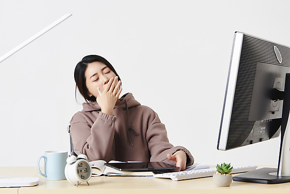 포토 JPG 스튜디오촬영 여자 화분 대학생 시계 실내 한명 들기 앉기 상반신 20대 성인 옆모습 책 컵 컴퓨터 모니터 눈감음 한국인 키보드 책상 흰배경 하품 온라인강의 성인여자한명만 태블릿펜 원격수업 언택트 온택트 랜선라이프 국내포토 1 학생 라이프스타일 식기 교육 뷰포인트 가구 백그라운드 모션 사람 동양인 청년 내부 전자제품 펜 흰색 강의 생리현상 원격 여자한명만 성인여자만 파일형식