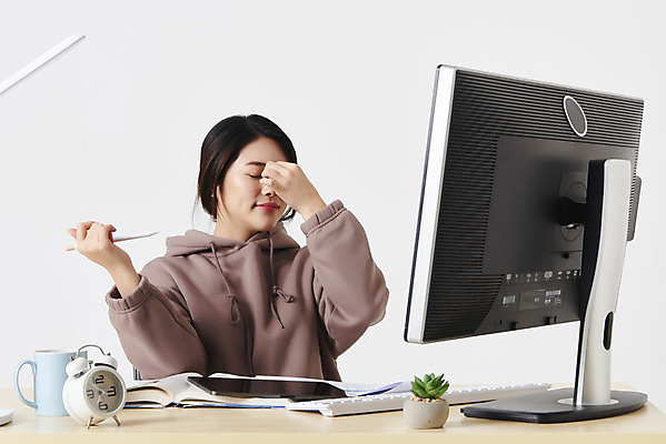 포토 JPG 스튜디오촬영 여자 화분 대학생 시계 실내 건강 피곤 한명 들기 앉기 상반신 20대 성인 옆모습 컵 컴퓨터 모니터 눈감음 한국인 키보드 책상 흰배경 온라인강의 성인여자한명만 태블릿펜 원격수업 언택트 온택트 랜선라이프 국내포토 1 학생 라이프스타일 식기 교육 뷰포인트 가구 백그라운드 컨셉 모션 사람 동양인 청년 내부 전자제품 펜 흰색 강의 원격 여자한명만 성인여자만 파일형식