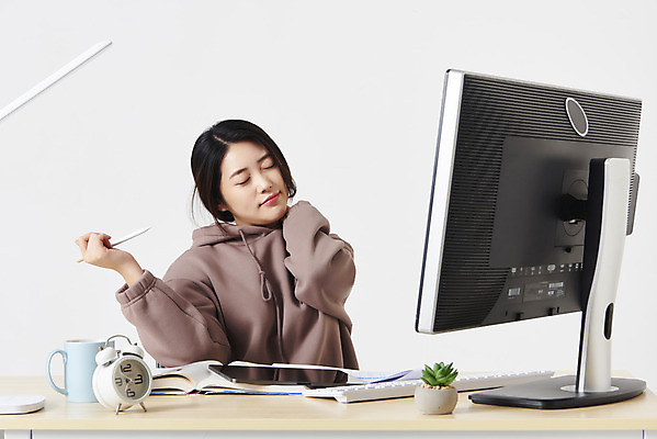 포토 JPG 스튜디오촬영 여자 화분 대학생 시계 실내 건강 한명 들기 앉기 상반신 20대 성인 옆모습 컵 컴퓨터 모니터 눈감음 스트레칭 한국인 키보드 잡기 책상 흰배경 목 온라인강의 성인여자한명만 태블릿펜 원격수업 언택트 온택트 랜선라이프 국내포토 1 학생 라이프스타일 식기 교육 뷰포인트 가구 백그라운드 모션 사람 동양인 청년 내부 신체부위 전자제품 운동 펜 흰색 강의 원격 여자한명만 성인여자만 파일형식