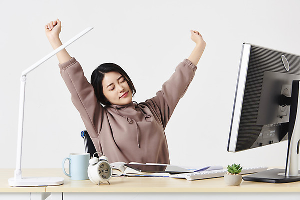 포토 JPG 스튜디오촬영 여자 화분 대학생 시계 실내 한명 앉기 상반신 20대 성인 옆모습 컵 컴퓨터 모니터 눈감음 한국인 스탠드 키보드 책상 흰배경 기지개 온라인강의 성인여자한명만 원격수업 언택트 온택트 랜선라이프 국내포토 1 학생 라이프스타일 식기 교육 뷰포인트 가구 백그라운드 모션 조명 사람 동양인 청년 내부 전자제품 흰색 강의 원격 여자한명만 성인여자만 파일형식