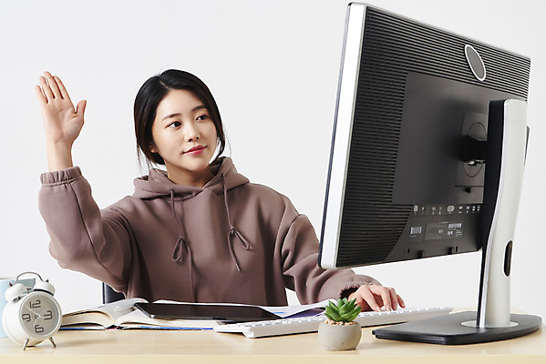 포토 JPG 스튜디오촬영 응시 여자 화분 대학생 시계 실내 한명 앉기 상반신 20대 성인 옆모습 책 컴퓨터 손들기 모니터 한국인 키보드 책상 흰배경 온라인강의 성인여자한명만 원격수업 언택트 온택트 랜선라이프 국내포토 1 학생 라이프스타일 시선 교육 뷰포인트 가구 백그라운드 모션 사람 동양인 청년 내부 전자제품 흰색 강의 원격 여자한명만 성인여자만 파일형식