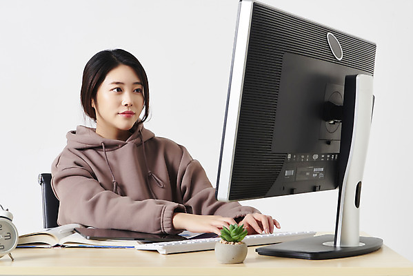 포토 JPG 스튜디오촬영 응시 여자 화분 대학생 시계 실내 한명 앉기 상반신 20대 성인 옆모습 책 컴퓨터 모니터 한국인 키보드 책상 흰배경 온라인강의 성인여자한명만 원격수업 언택트 온택트 랜선라이프 국내포토 1 학생 라이프스타일 시선 교육 뷰포인트 가구 백그라운드 모션 사람 동양인 청년 내부 전자제품 흰색 강의 원격 여자한명만 성인여자만 파일형식