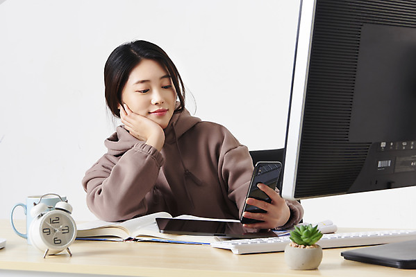 포토 JPG 스튜디오촬영 응시 여자 화분 대학생 시계 실내 한명 들기 앉기 상반신 20대 성인 옆모습 책 스마트폰 컴퓨터 모니터 턱괴기 한국인 책상 흰배경 딴짓 온라인강의 성인여자한명만 원격수업 언택트 온택트 랜선라이프 국내포토 1 학생 라이프스타일 시선 교육 뷰포인트 가구 백그라운드 모션 사람 동양인 청년 내부 전자제품 핸드폰 스마트기기 흰색 강의 원격 여자한명만 성인여자만 파일형식