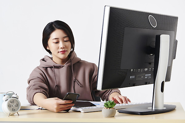 포토 JPG 스튜디오촬영 응시 여자 화분 대학생 시계 실내 한명 들기 앉기 상반신 20대 성인 옆모습 스마트폰 컴퓨터 모니터 한국인 책상 흰배경 딴짓 온라인강의 성인여자한명만 원격수업 언택트 온택트 랜선라이프 국내포토 1 학생 라이프스타일 시선 교육 뷰포인트 가구 백그라운드 모션 사람 동양인 청년 내부 전자제품 핸드폰 스마트기기 흰색 강의 원격 여자한명만 성인여자만 파일형식