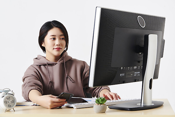 포토 JPG 스튜디오촬영 응시 여자 화분 대학생 시계 실내 한명 들기 앉기 상반신 20대 성인 옆모습 스마트폰 컴퓨터 모니터 한국인 책상 흰배경 딴짓 온라인강의 성인여자한명만 원격수업 언택트 온택트 랜선라이프 국내포토 1 학생 라이프스타일 시선 교육 뷰포인트 가구 백그라운드 모션 사람 동양인 청년 내부 전자제품 핸드폰 스마트기기 흰색 강의 원격 여자한명만 성인여자만 파일형식