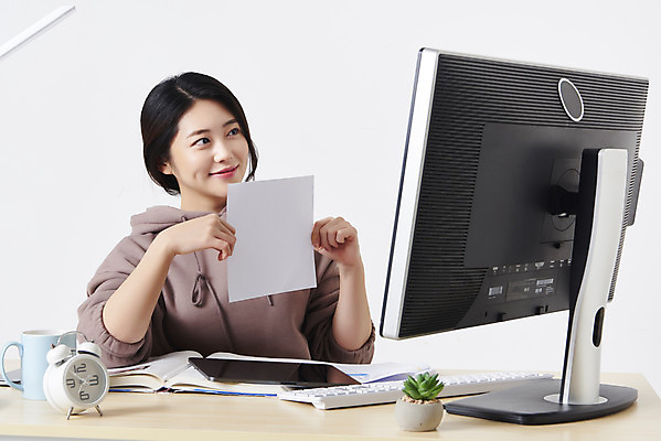 포토 JPG 스튜디오촬영 여자 화분 종이 대학생 실내 한명 미소 들기 앉기 상반신 20대 성인 옆모습 책 컵 컴퓨터 모니터 한국인 책상 흰배경 온라인강의 성인여자한명만 원격수업 언택트 온택트 랜선라이프 국내포토 1 학생 라이프스타일 식기 교육 뷰포인트 가구 백그라운드 모션 표정 사람 동양인 청년 내부 전자제품 흰색 강의 원격 여자한명만 성인여자만 파일형식