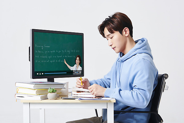 포토 JPG 스튜디오촬영 응시 여자 남자 화분 대학생 의자 실내 들기 앉기 상반신 성인 두명 옆모습 책 30대 컴퓨터 연필 모니터 한국인 기록 책상 흰배경 온라인강의 성인만 원격수업 언택트 온택트 랜선라이프 국내포토 학생 라이프스타일 시선 교육 뷰포인트 가구 백그라운드 모션 학용품 사람 동양인 내부 장년 전자제품 필기구 흰색 강의 원격 파일형식