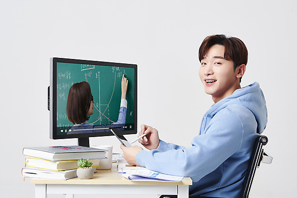 포토 JPG 스튜디오촬영 여자 남자 화분 대학생 의자 실내 미소 들기 앉기 상반신 성인 두명 옆모습 뒷모습 책 30대 컴퓨터 태블릿 모니터 한국인 책상 흰배경 온라인강의 성인만 태블릿펜 원격수업 언택트 온택트 랜선라이프 국내포토 학생 라이프스타일 교육 뷰포인트 가구 백그라운드 모션 표정 사람 동양인 내부 장년 전자제품 스마트기기 펜 흰색 강의 원격 파일형식