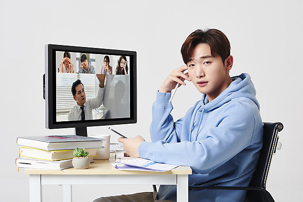 포토 JPG 스튜디오촬영 응시 여자 남자 화분 대학생 40대 중년 의자 실내 들기 앉기 여러명 상반신 20대 성인 앞모습 옆모습 책 30대 컴퓨터 연필 모니터 한국인 책상 흰배경 온라인강의 태블릿펜 원격수업 언택트 온택트 랜선라이프 국내포토 학생 라이프스타일 시선 교육 뷰포인트 가구 다수 백그라운드 모션 학용품 사람 동양인 청년 내부 장년 전자제품 필기구 펜 흰색 강의 원격 파일형식