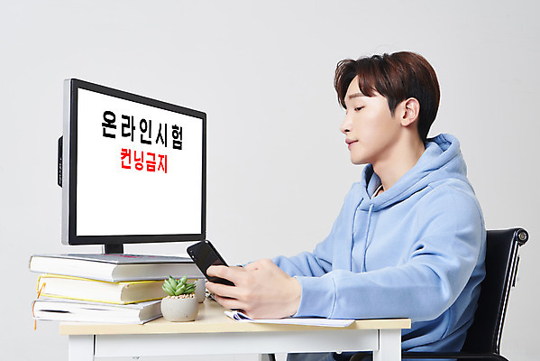 포토 JPG 스튜디오촬영 응시 남자 화분 대학생 의자 실내 한명 들기 앉기 상반신 성인 옆모습 책 30대 스마트폰 컴퓨터 모니터 한국인 책상 흰배경 딴짓 온라인강의 컨닝 성인남자한명만 원격수업 언택트 온택트 랜선라이프 국내포토 1 학생 라이프스타일 시선 교육 뷰포인트 가구 백그라운드 모션 사람 동양인 내부 장년 전자제품 핸드폰 스마트기기 흰색 강의 원격 남자한명만 성인남자만 파일형식